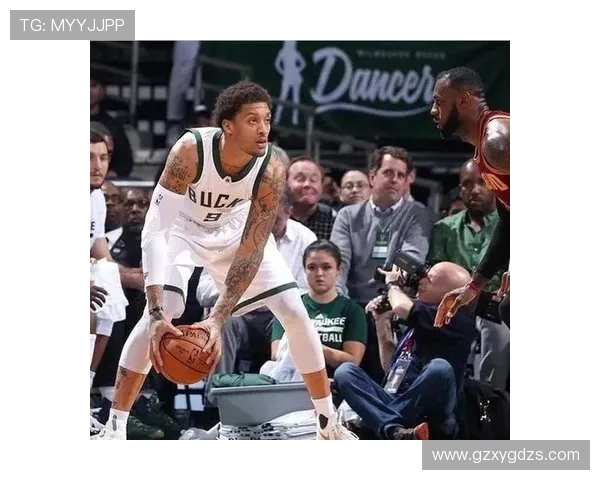 比斯利霍华德硬刚芬森!BIG3 上演退役球星暴力美学,抱摔冲突 + 垃圾话引爆全场 比斯利霍华德硬刚芬森!BIG3 上演退役球星暴力美学,抱摔冲突 + 垃圾话引爆全场