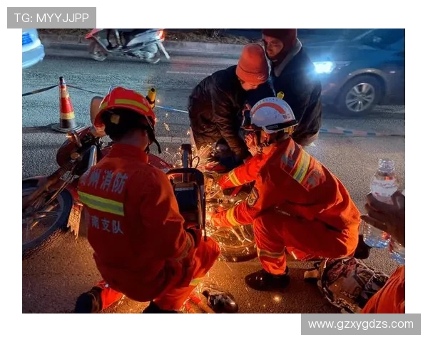 洪水中的生命托举:榕江消防员用身躯筑起 “避风港”(1) 洪水中的生命托举:榕江消防员用身躯筑起 “避风港”(1)